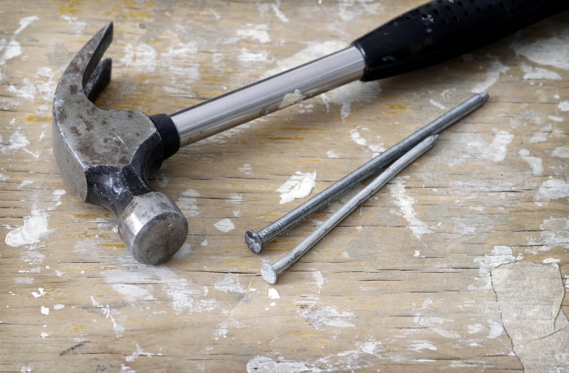 Billigare renovering med planering 1435591-hammare-och-spik