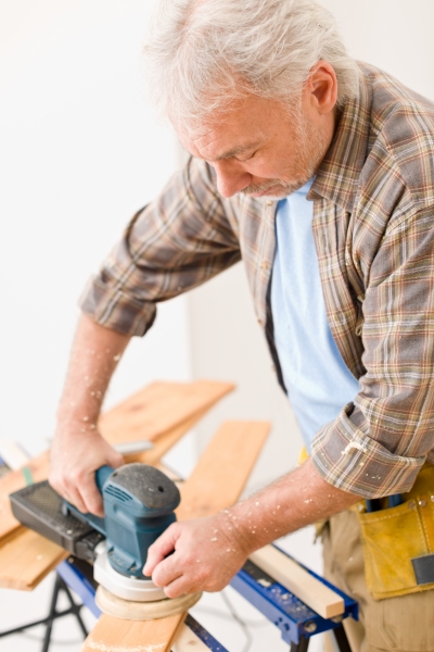 Stor prisskillnad vid köksrenovering 1634070-home-improvement-handyman-sanding-wooden-floor
