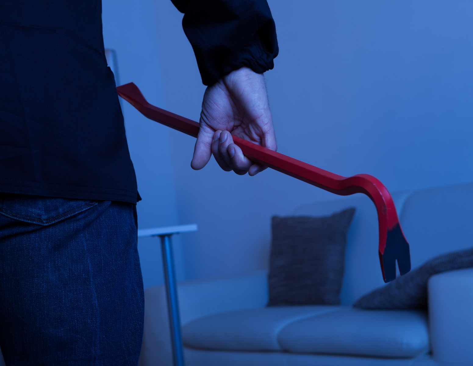 Säkrare hem med hemlarm 9804918-thief-holding-crowbar-in-living-room
